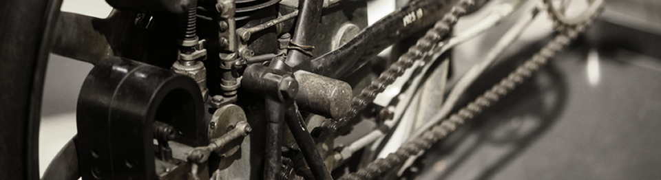 Das Bild zeigt ein altes Bike das den Motor auf dem Hinterrad montiert hat